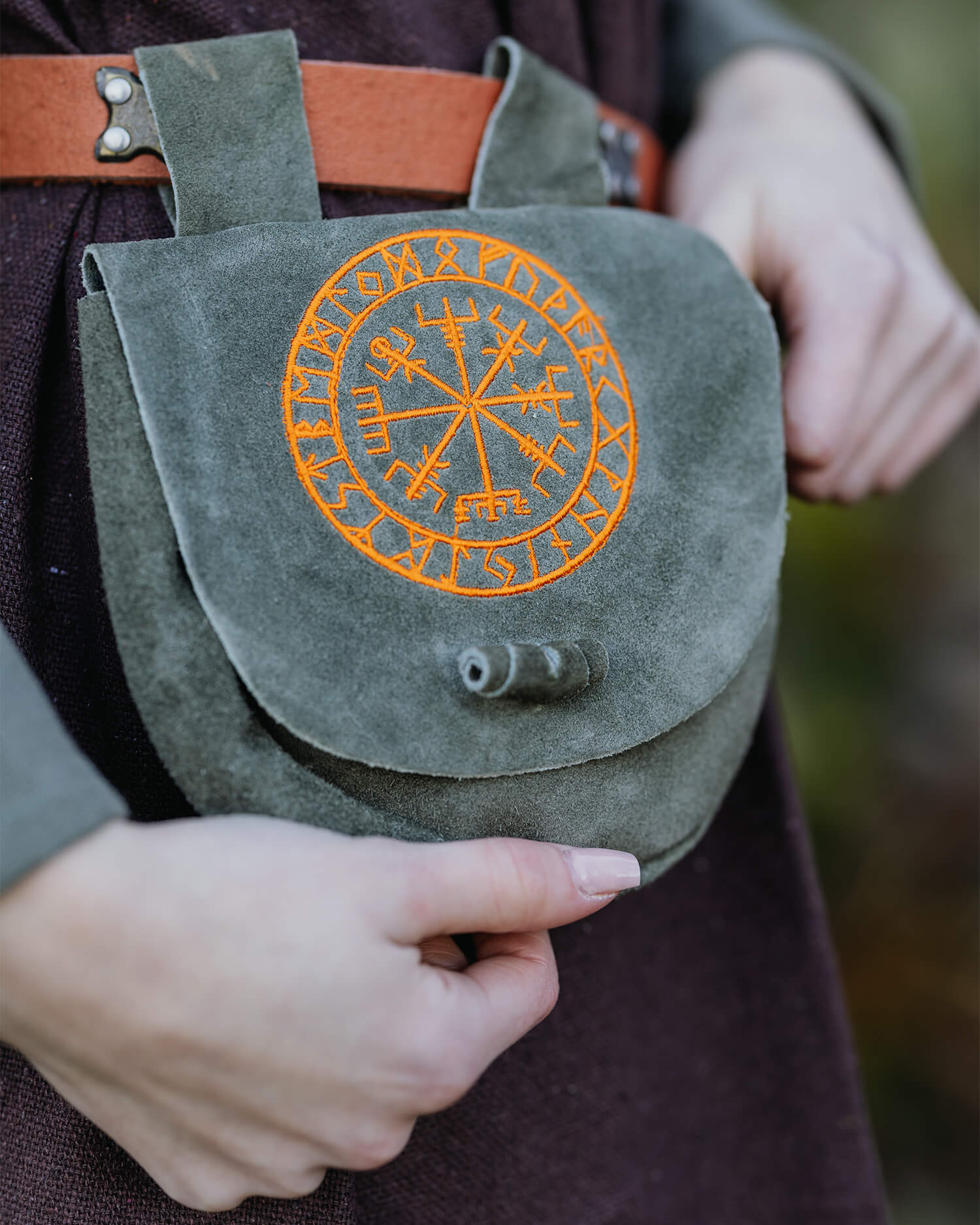 Bolsa pochete viking em couro modelo Ingmar, cor verde