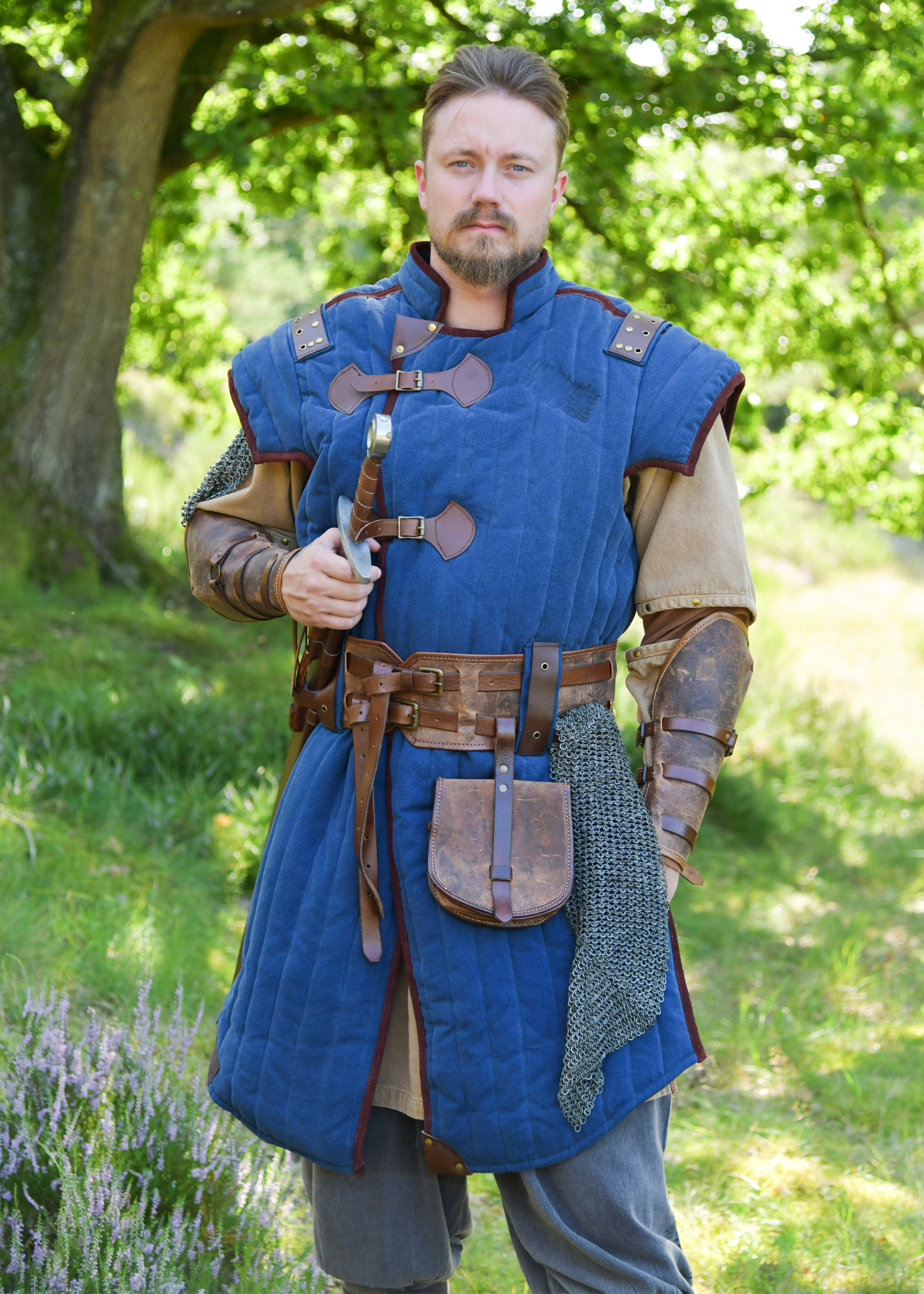 Gambesão medieval azul-marrom com acabamento desgastado modelo Vari