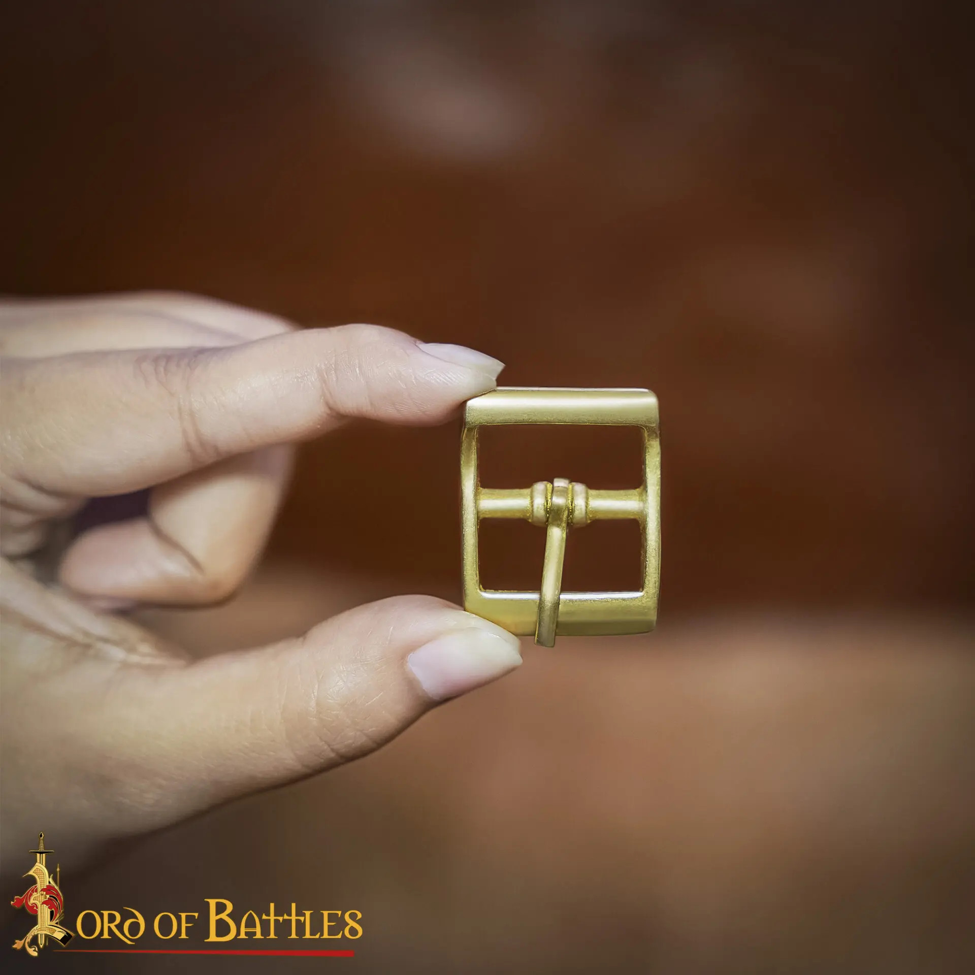 Fivela medieval pequena em latão maciço (3,3x2,6 cm).