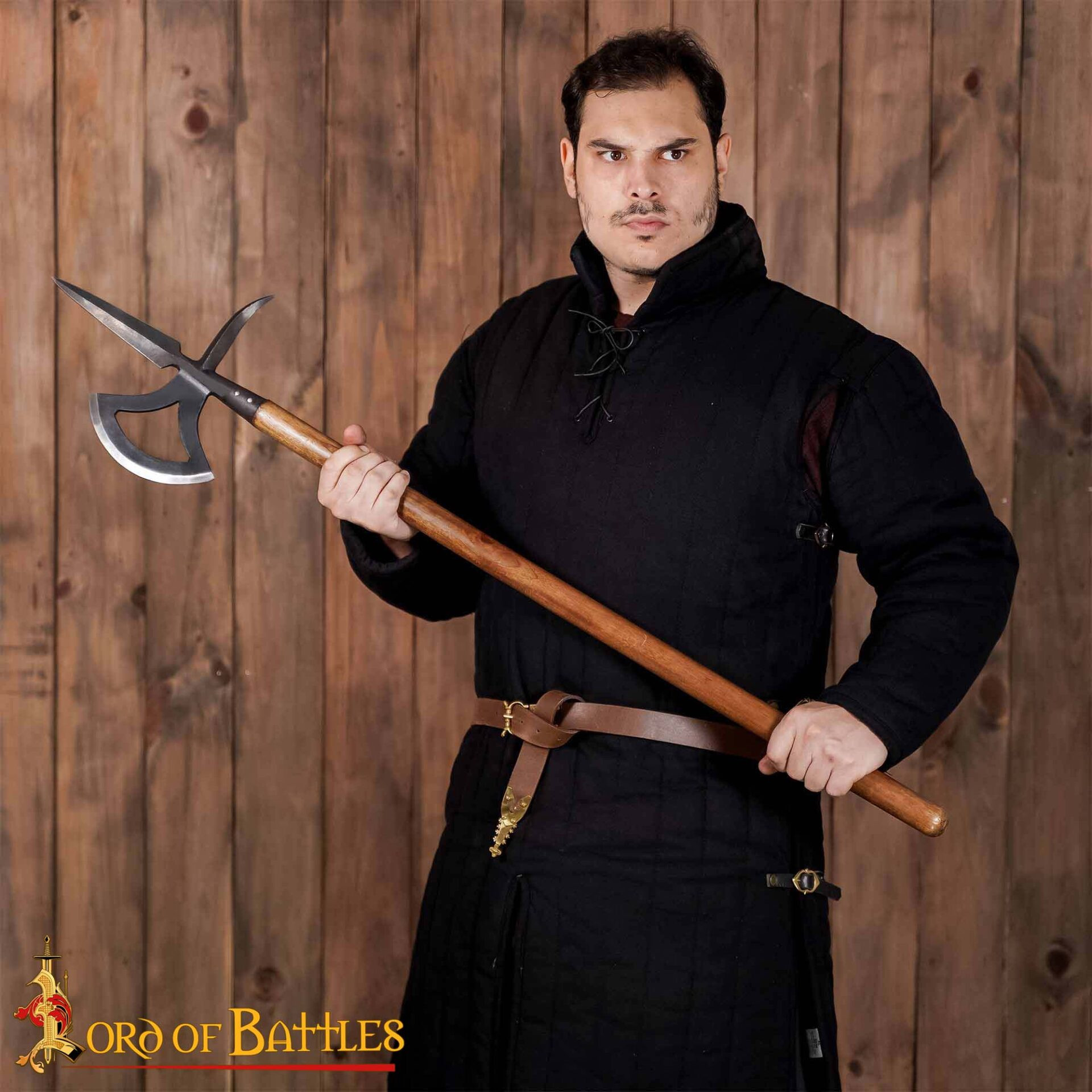 Alabarda medieval do século XVI em aço carbono forjado