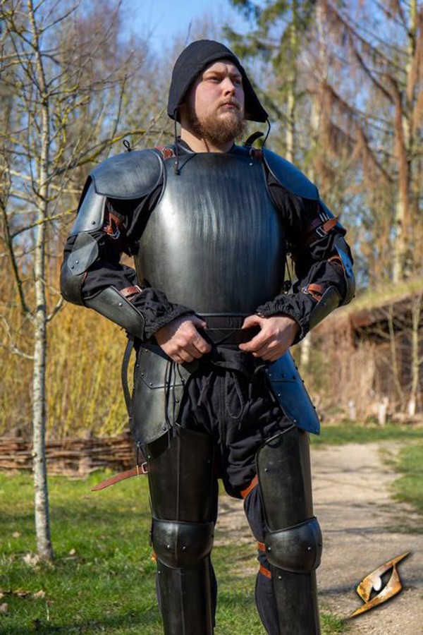 Armadura completa de soldado medieval, acabamento preto