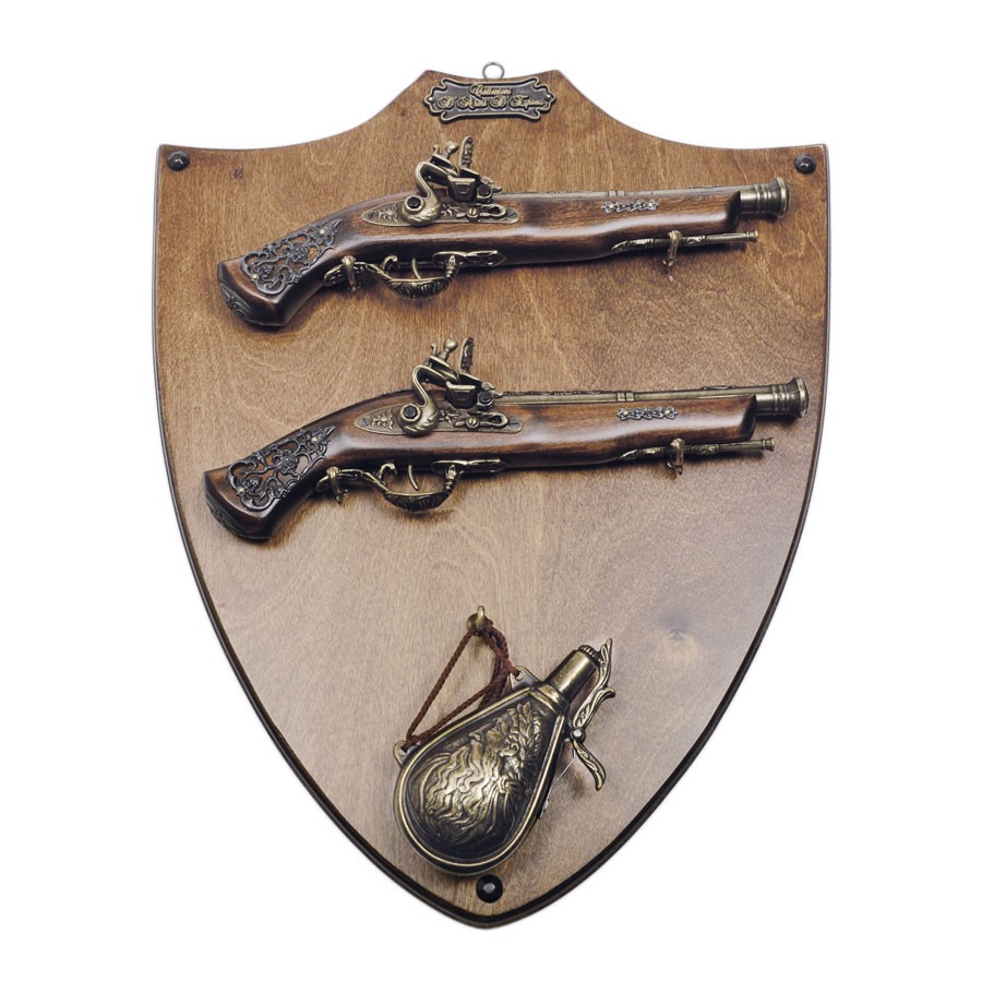 Panóplia de madeira com armas e pólvora
