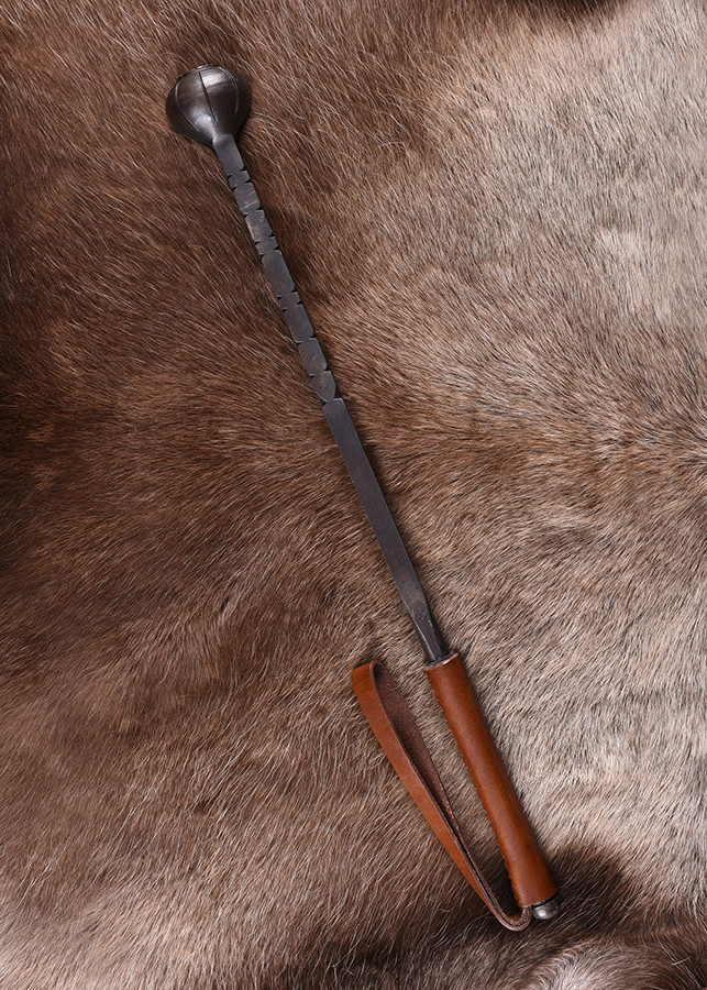 Maça medieval de aço com cabo de couro, séculos XVI-XVII