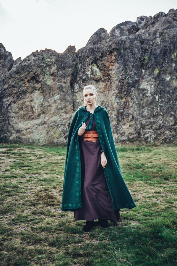 Capa medieval de lã com bordados à mão, modelo Alma