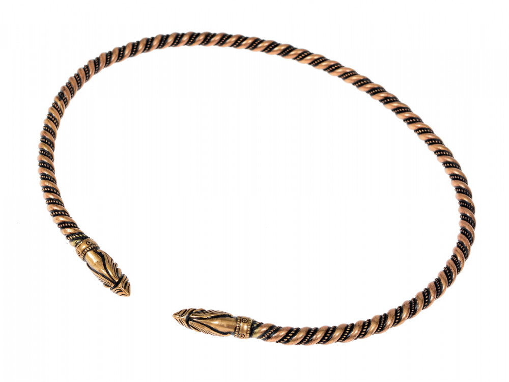 Viking torc com cabeças de corvos