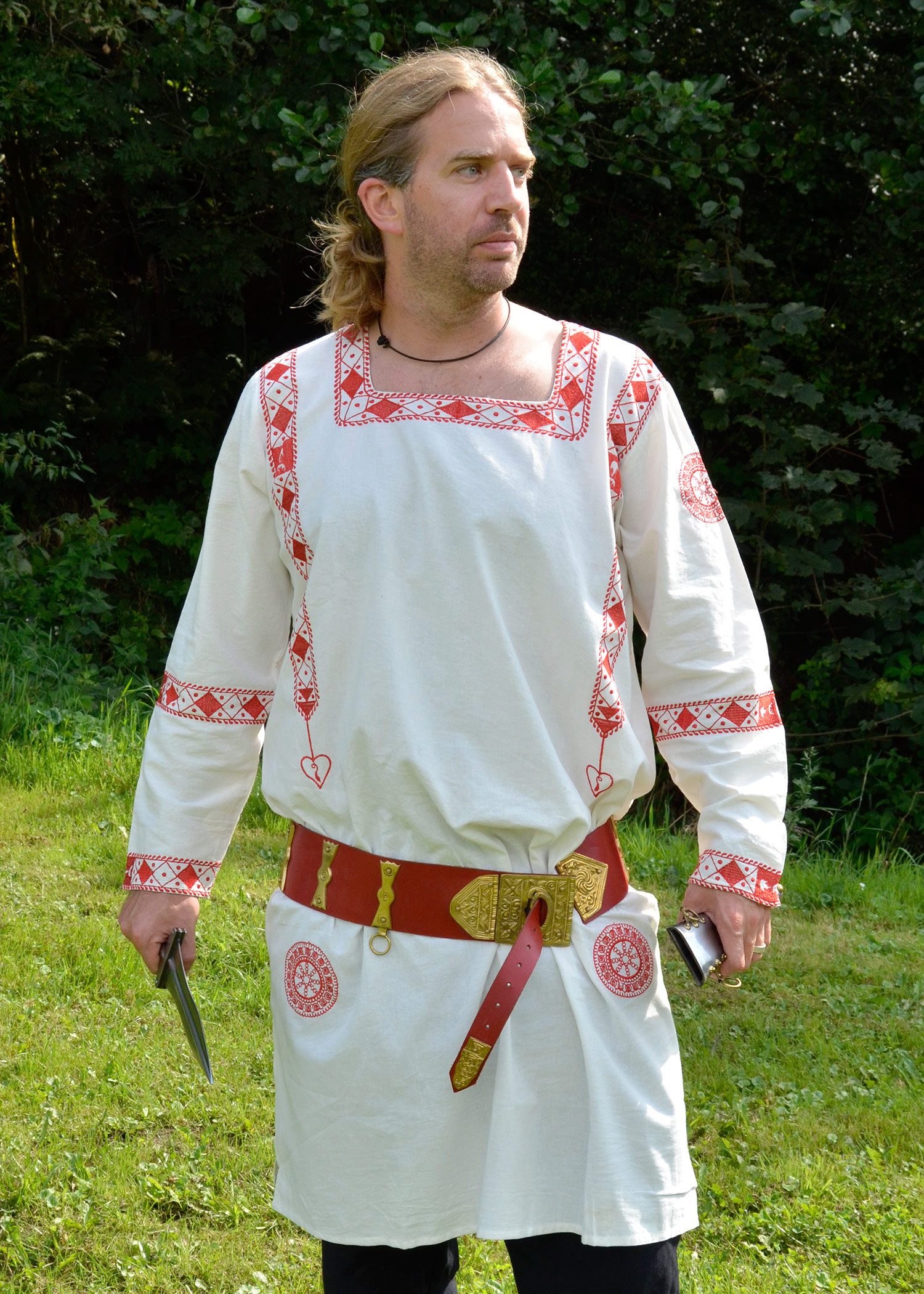 Túnica romana de manga comprida com bordado vermelho