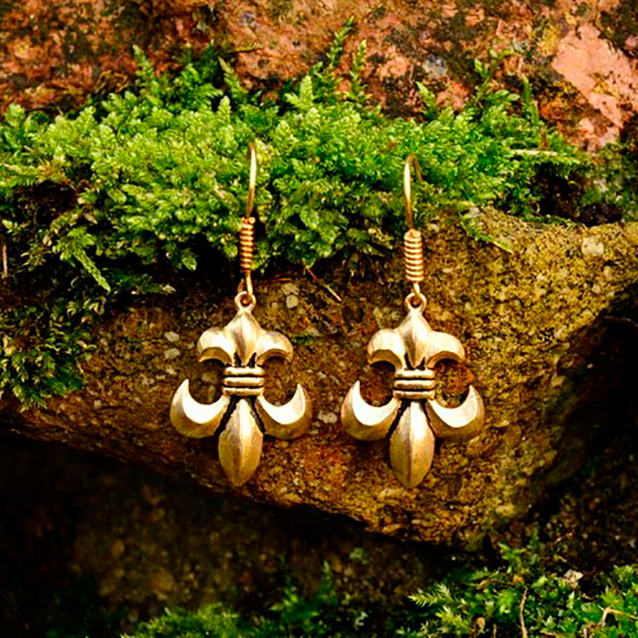Brincos medievais de flor de lis