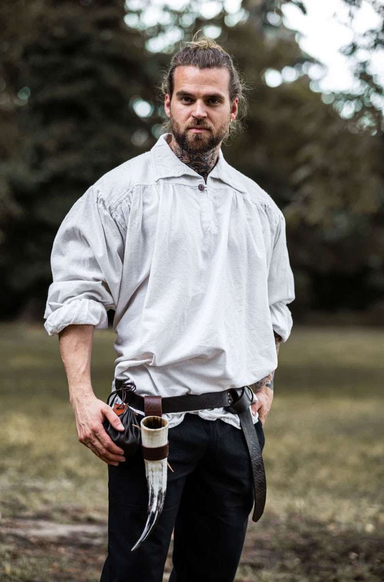 Camisa pirata gola alta modelo James, cor branca