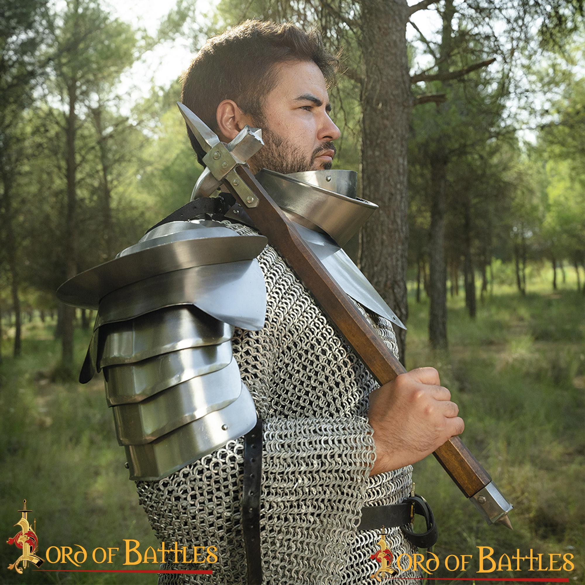 Ombreiras de cavaleiro medieval com quebra-lâminas