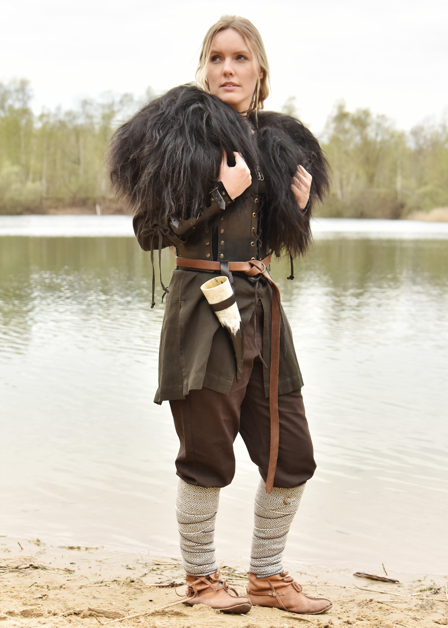 Pele de carneiro nórdica para os ombros, preta