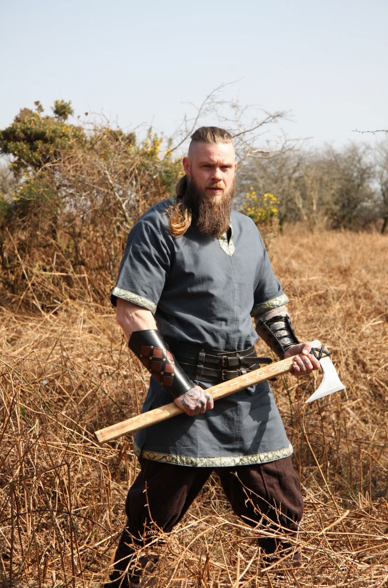 Túnica romana azul com bordados