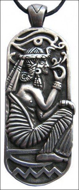 pingente egípcio sentado