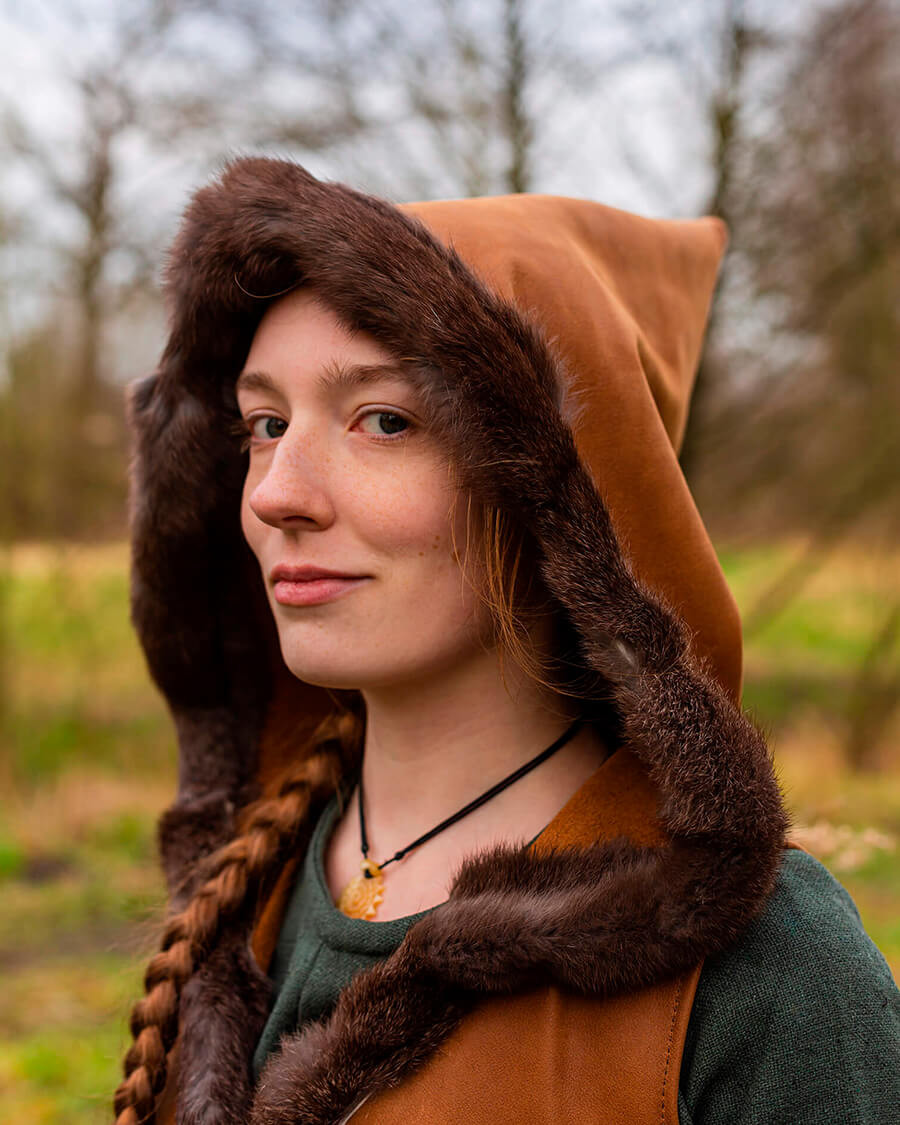 Camisola de mulher medieval com capuz modelo Jetta, castanho