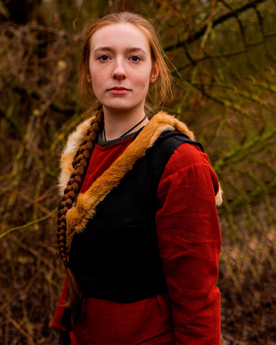 Top de mulher medieval com capuz modelo Jetta, preto