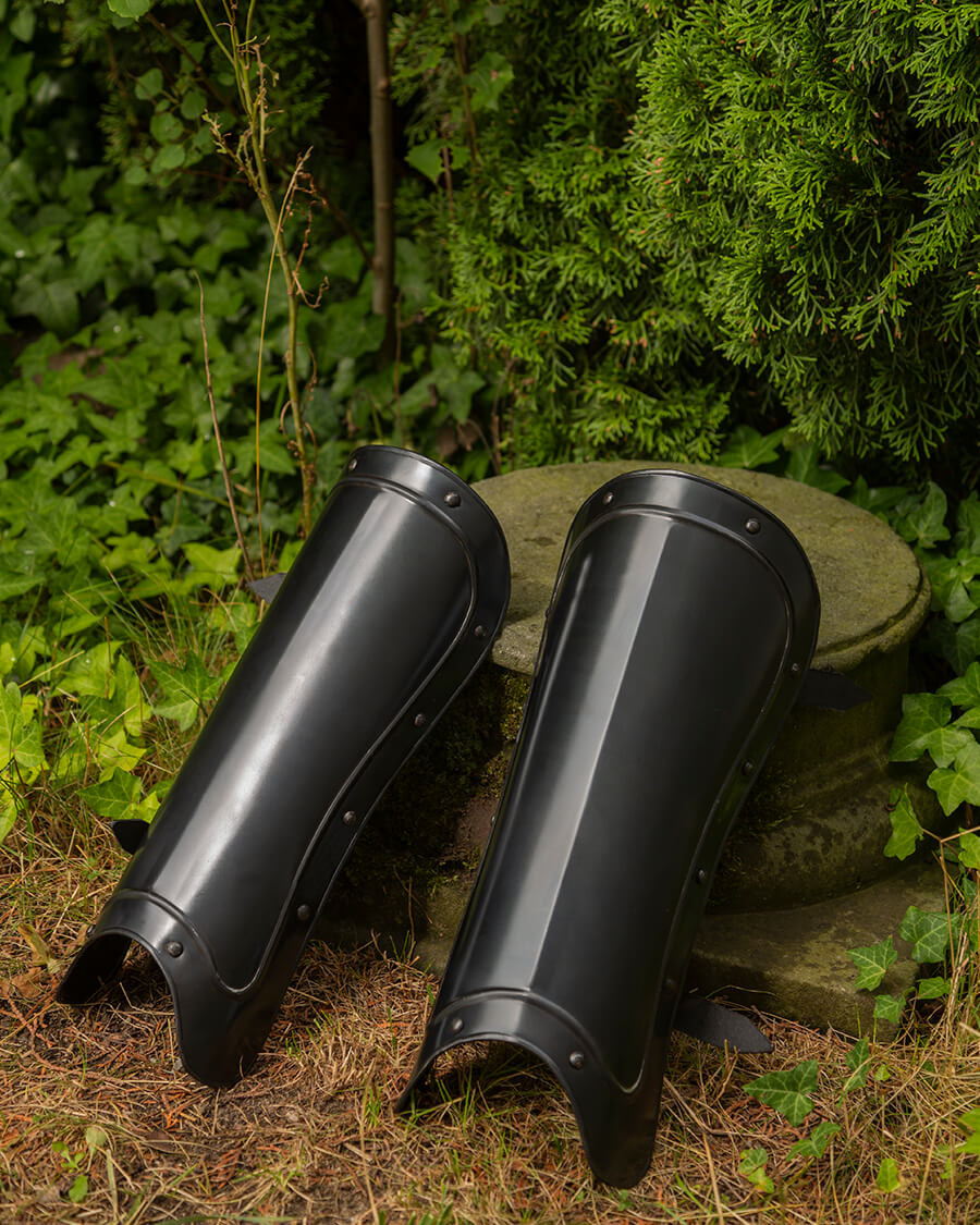 Modelo de grevas medievais de metal Georg, acabamento escuro