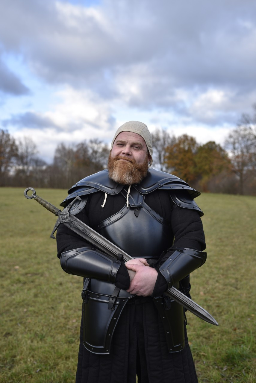 Modelo Georg escarcelas com acabamento enegrecido