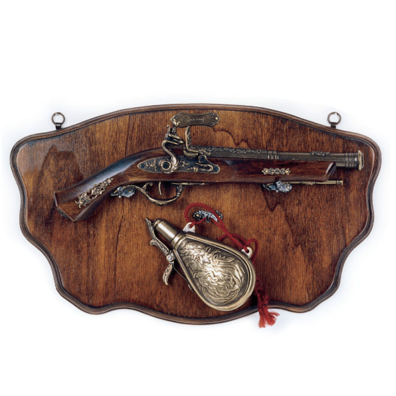 Panóplia de madeira com pistola e estojo de pólvora