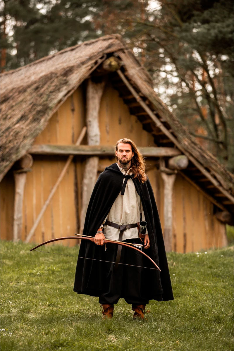 Capa medieval longa modelo Hervir, preta 131 cm.