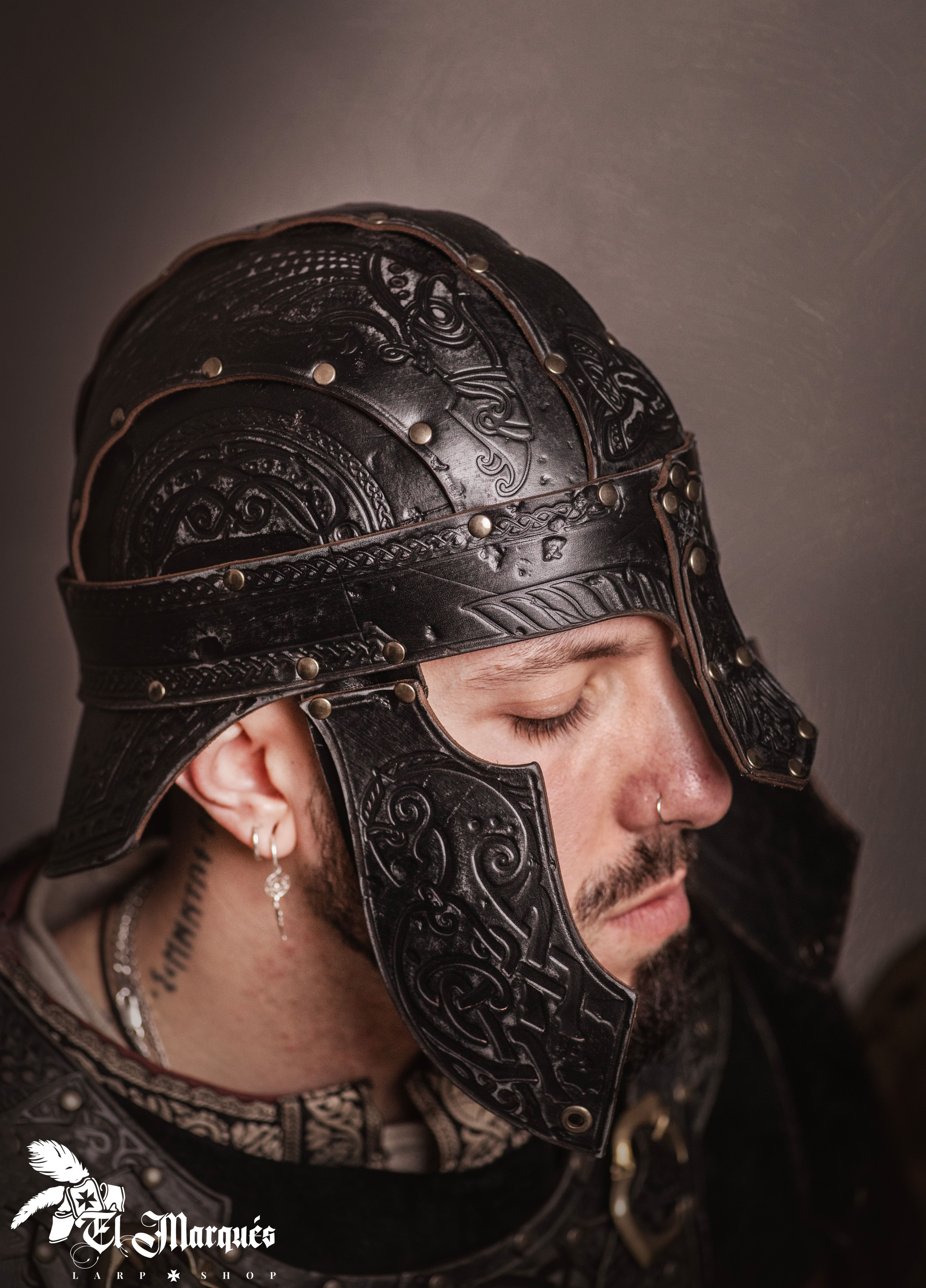 Casco Spangenhelm Baldur em couro, com gravuras
