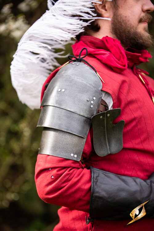 Ombreiras medievais em aço modelo Landsknecht, acabamento escurecido
