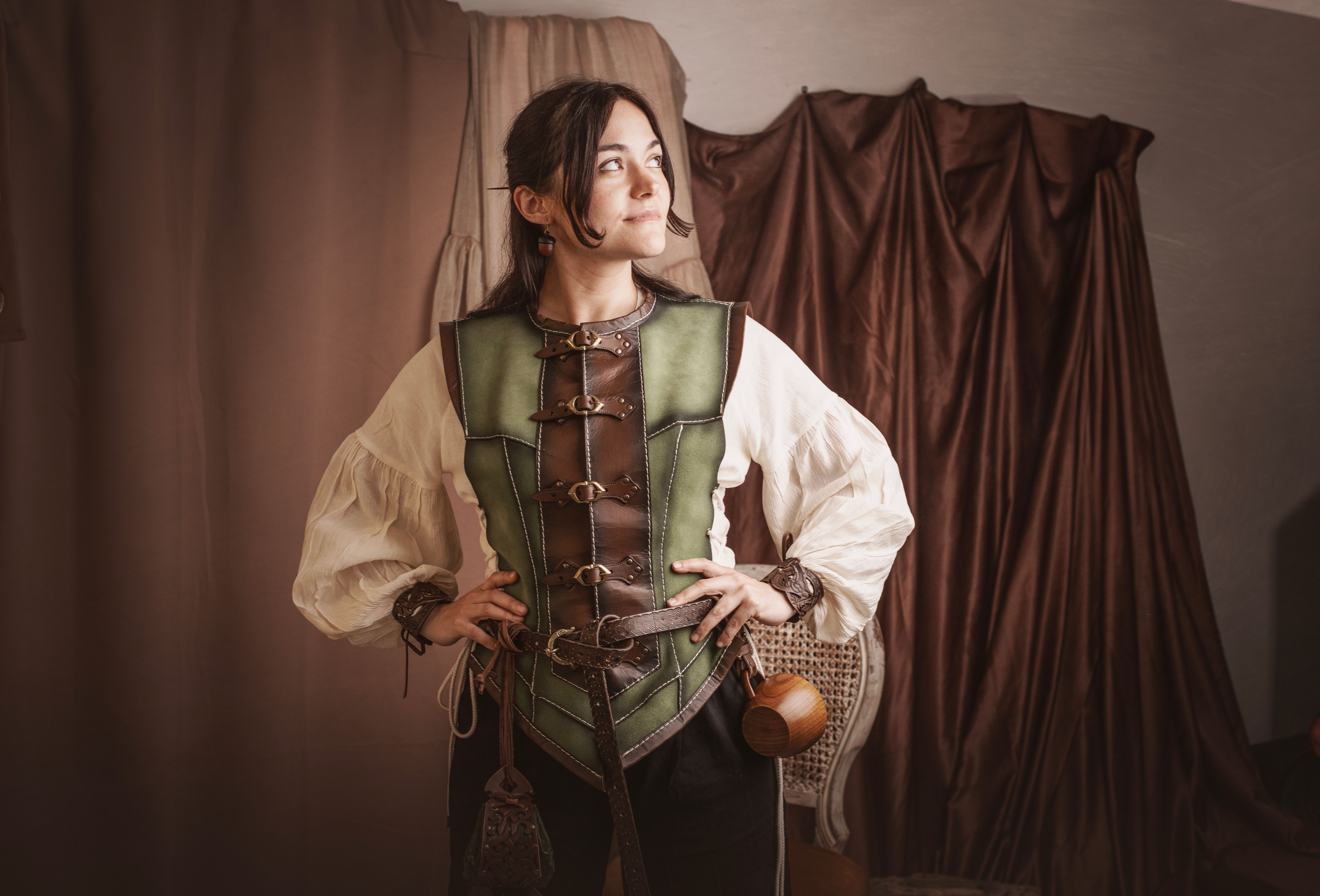 Coura medieval curta verde em pele de serraje, mulher